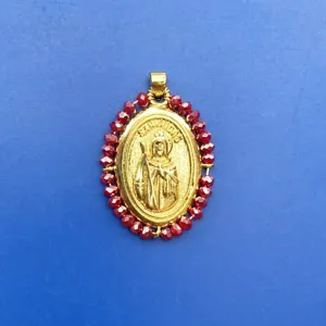 Pendentif San Judas plaqué or à la mode avec perles acryliques rouges collier fait main.