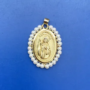Pendentif religieux plaqué or San Judas orné de détails de perles acryliques blanches.