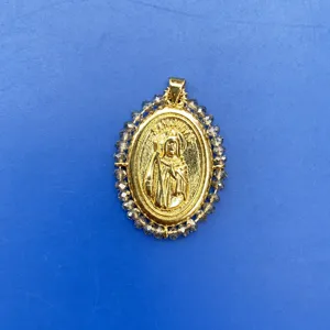 Pendentif religieux plaqué or avec perles grises, détail de collier de mode fait à la main.