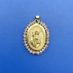 Pendentif San Judas plaqué or vue détaillée, avec bordure de perles acryliques pour femmes.