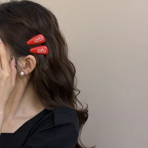 Rode haarspelden met wit letterdetail, stijlvolle Koreaanse mode haaraccessoires voor dames.