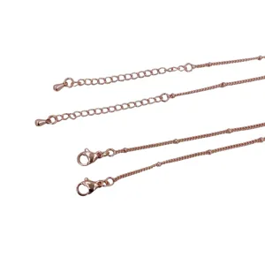 Vista detallada de cadenas de cuentas en oro rosa con cierres de langosta para joyería DIY.