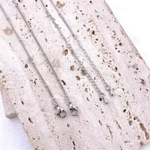 Primer plano de cadena plateada con cierre de mosquetón y extensión para hacer joyas DIY.