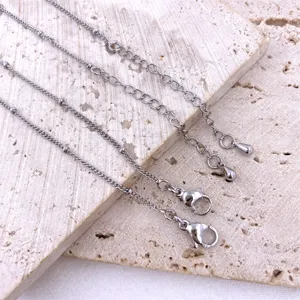 Detalle de collar de cadena de cuentas plateada con cierre de mosquetón y extensión para DIY.