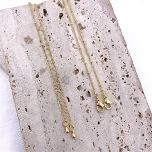 Cadena dorada de cuentas con cierre de mosqueton para accesorios de joyeria DIY utiles.