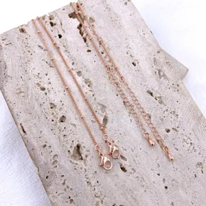 Primer plano de la cadena de cuentas en oro rosa, accesorio para joyería de bricolaje.