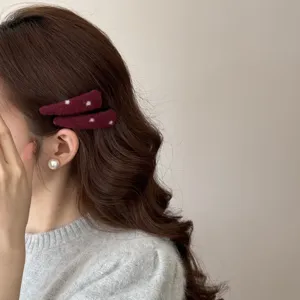 Detailweergave van de Koreaanse rode stippen haarspeld, elegante pluche haarspeld voor herfst.
