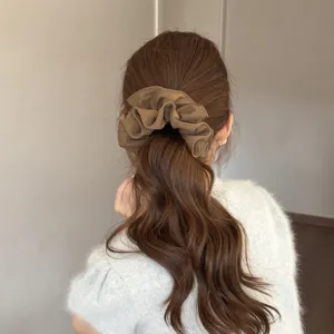 Bruine stoffen haarrekkers voor haar, stijlvolle staart elastiek, zacht haaraccessoire.