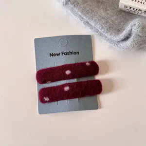 Rode haarspangen met stippen voor dames, zachte winter haarspelden en leuke haaraccessoires.