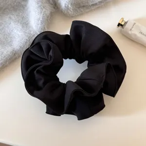 Klassieke zwarte stoffen haarrekkers, elegant oversized ontwerp voor dagelijkse casual kapsels.