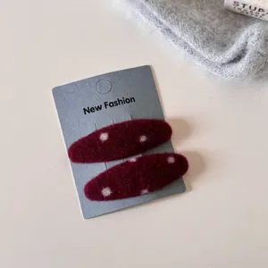 Koreaanse rode haarklemmen met stippen, chique vilt snapclips voor herfst en winter stijl.