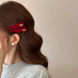 Rode fluwelen strik haarspelden met gouden accent, schattige haaraccessoires voor vrouwen.