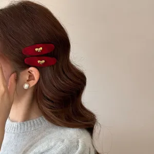 Rode fluwelen strik haarspelden voor vrouwen, schattige gouden accent haarspelden styling.