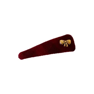 Rode fluwelen haarspeld met metalen strik accent, stijlvolle haaraccessoire voor vrouwen.
