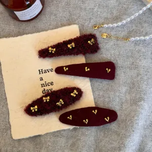 Retro rode wol en fluwelen haarspelden set met gouden strikken en harten voor vrouwen.