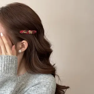 Barrette à cheveux rouge à carreaux avec pendentif chien, pince élégante automne hiver pour femmes.