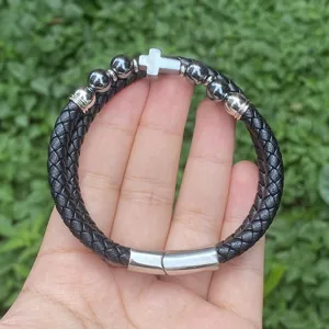 Mehrlagiges geflochtenes Lederarmband mit Kreuzanhänger und Magnetverschluss für Damen Herren