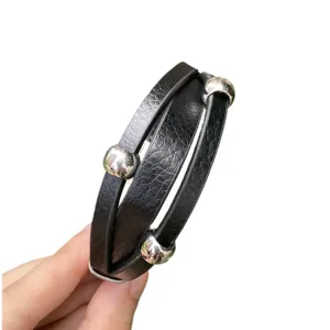 Mehrlagiges schwarzes geflochtenes Lederarmband mit silbernen Metallperlen fuer Herren