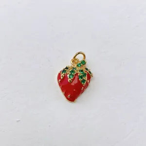 Prachtige rode aardbei koperen hanger charm met groene kristallen bladeren voor DIY ketting.