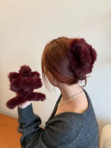 Pince à cheveux en peluche pour cheveux épais, accessoire d'hiver duveteux bordeaux foncé.