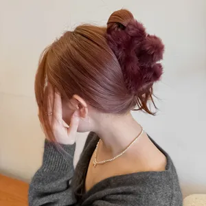 Pince à cheveux duveteuse bordeaux pour femme, grande pince griffe en peluche pour l'hiver.