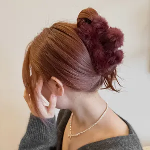 Pince à cheveux en fausse fourrure douce pour femme, grand accessoire élégant pour l'hiver.