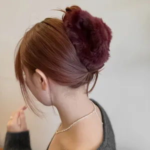 Pince à cheveux moelleuse en peluche pour femme, grande pince griffe en fausse fourrure.