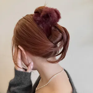 Pince a cheveux en fausse fourrure moelleuse, grande pince griffe pour jolies coiffures d'hiver.