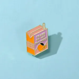 Gedetailleerde close-up van de creatieve sapverpakking emaille speld met slogan en kleuren.