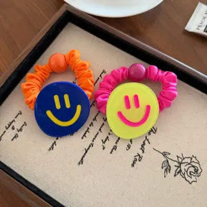 Set di graziosi elastici per capelli con smiley, fasce elastiche e accessori dolci per donne.