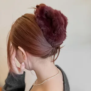 Grande pince à cheveux en peluche pour femme, pince griffe hivernale duveteuse, accessoire bordeaux