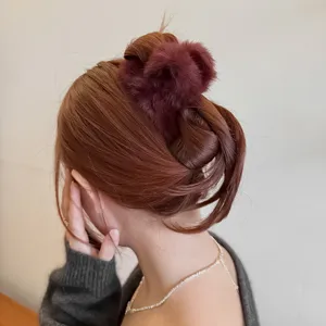Pince à cheveux en peluche duveteuse pour femmes, grand accessoire d'hiver, design bordeaux élégant.