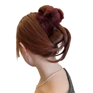 Grande pince à cheveux en peluche moelleuse pour femme, pince crabe fourrure pour coiffure élégante.