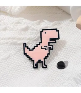 Λεπτομέρεια από ροζ καρφίτσα δεινόσαυρο pixel με σμάλτο και μαύρο λαστιχένιο κούμπωμα.