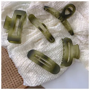 Lot de pinces à cheveux vert mat, accessoires de style minimalista dégradé pour femmes.