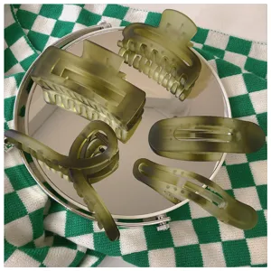 Ensemble de pinces à cheveux vert dégradé mat, grand accessoire minimaliste pour coiffure.