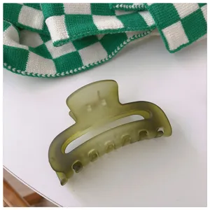 Vue de détail de la pince à cheveux mate verte dégradée, pince griffe minimaliste élégante.