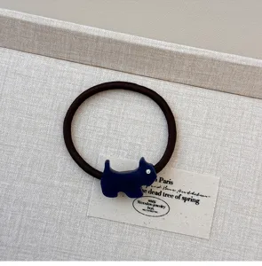 Coletero de acetato azul oscuro con diseño de perro Scottie y detalle de pedrería.