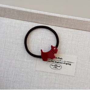 Primer plano de lindo coletero de pelo de perro Scottie rojo con cristal en banda oscura.
