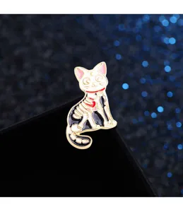 Gedetailleerde opname van de creatieve katten skelet broche met fijn emaille en strakke lijnen.