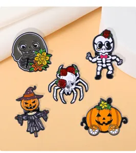 Lot de broches en émail Halloween avec motifs de citrouille, squelette, araignée et épouvantail.