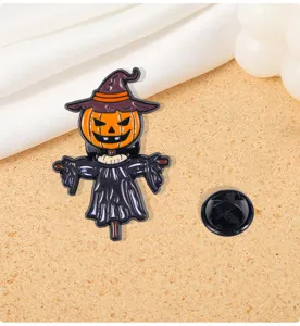 Gros plan détail de broche émaillée épingle citrouille épouvantail Halloween accessoire.