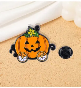 Gros plan détaillé d'une broche émaillée créative en forme de citrouille d'Halloween.