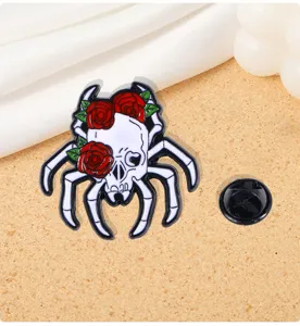 Broche épingle émail tête de mort araignée Halloween avec rose rouge pour décoration.