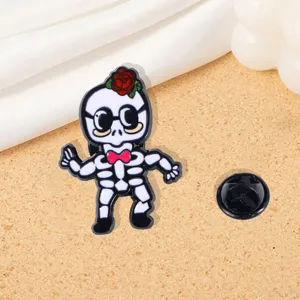 Gros plan détaillé de la jolie broche émaillée squelette avec rose et nœud papillon, fin.