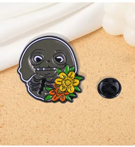 Jolie broche en émail squelette fantôme de dessin animé avec fleur, badge revers Halloween créatif.