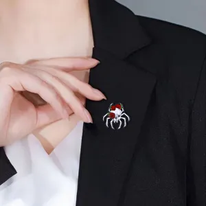 Gros plan d'une broche araignée crâne gothique avec des roses rouges sur le revers.