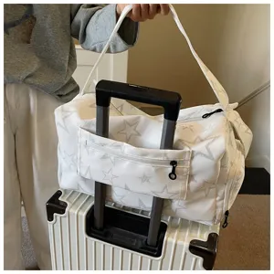 Sac de voyage blanc avec motif d'étoiles et sangle pour valise de sport pour femmes.