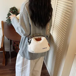 Lässige weiße Canvas-Muscheltasche für Damen mit gemustertem Schultergurt und Umhängetasche.
