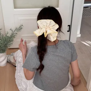 Grand chouchou de cheveux en tissu marguerite jaune accessoire coiffure queue de cheval femme